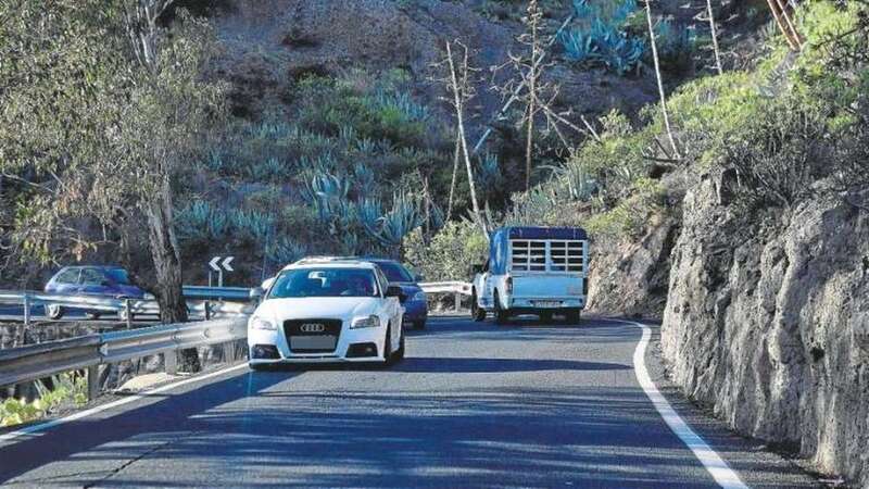 En la imagen, trasiego de vehículos ayer por la curva más peligrosa del tramo objeto de la mejora (Foto Arcadio Suárez/C7)